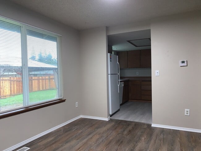 Building Photo - Beautiful 3Bd/1.5 Ba Federal Way Home.