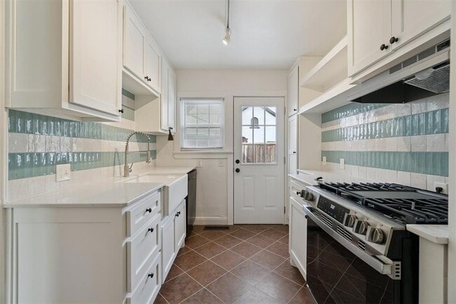 Building Photo - 1905 N Brauer Ave