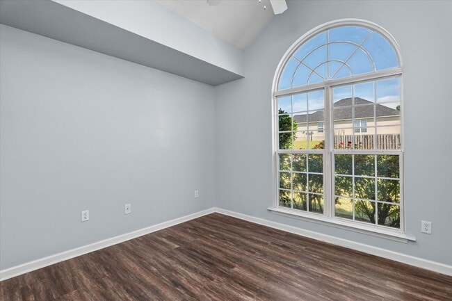 Building Photo - 570 Lory Ln