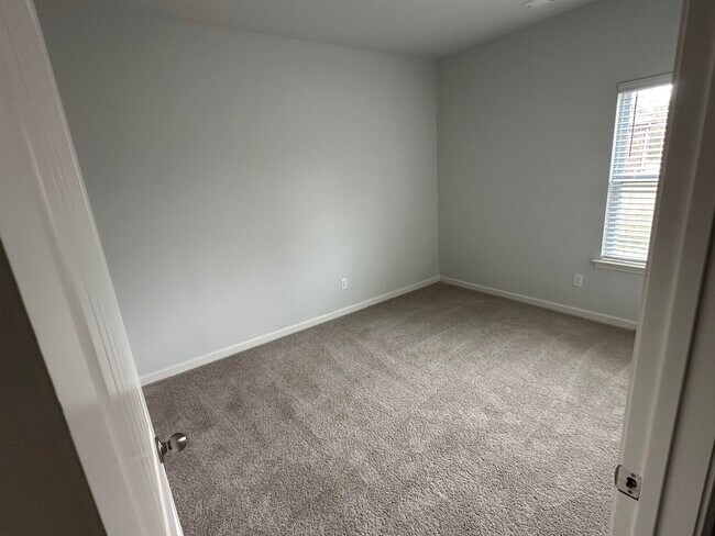 Building Photo - 485 Windemere Lp