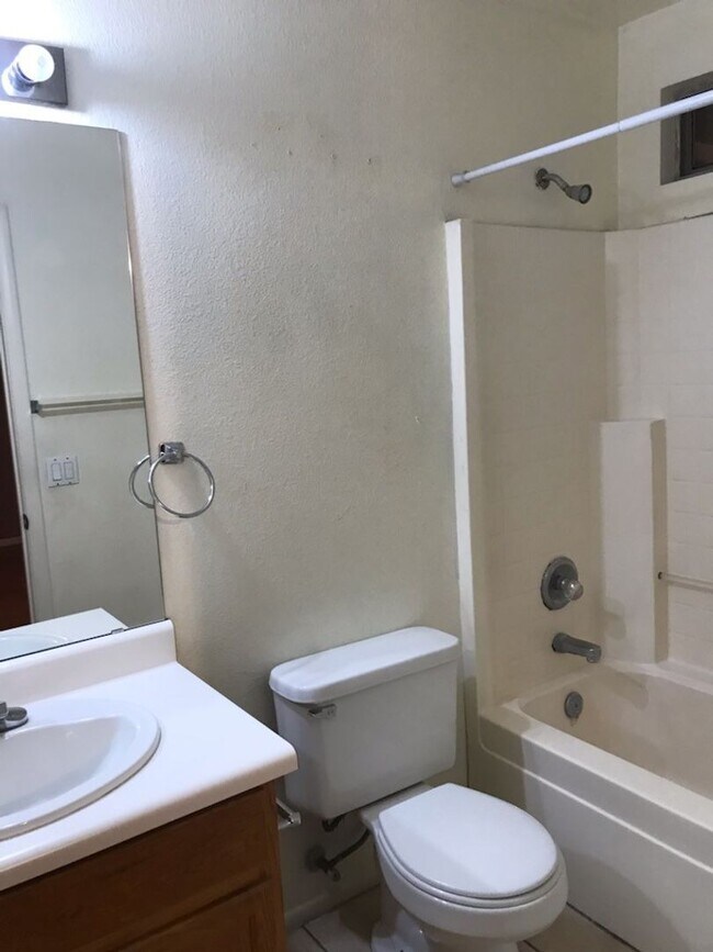 Building Photo - 3 bed 2 bath Camelback & 83rd Ave