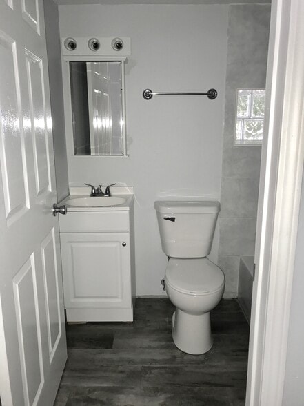 Building Photo - 410 E 9th St