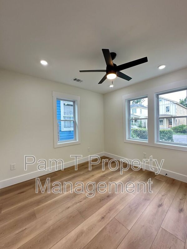 Building Photo - 618 E Waldburg St