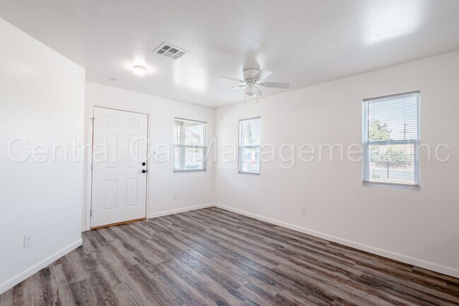 Building Photo - 129 E 8th St