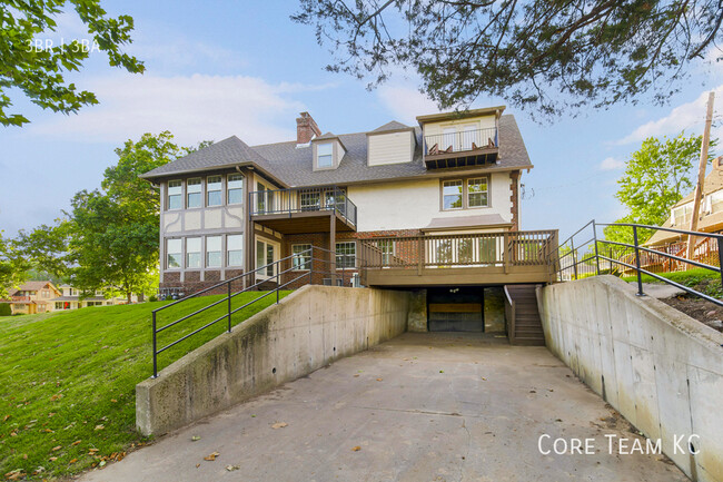 Building Photo - Three bedroom off Ward Parkway