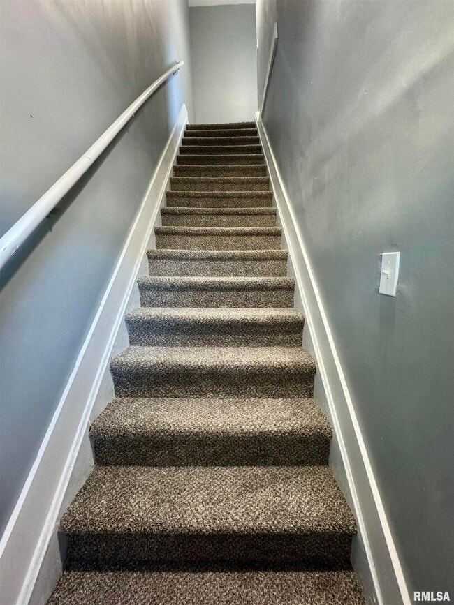 Building Photo - 627 N Division St