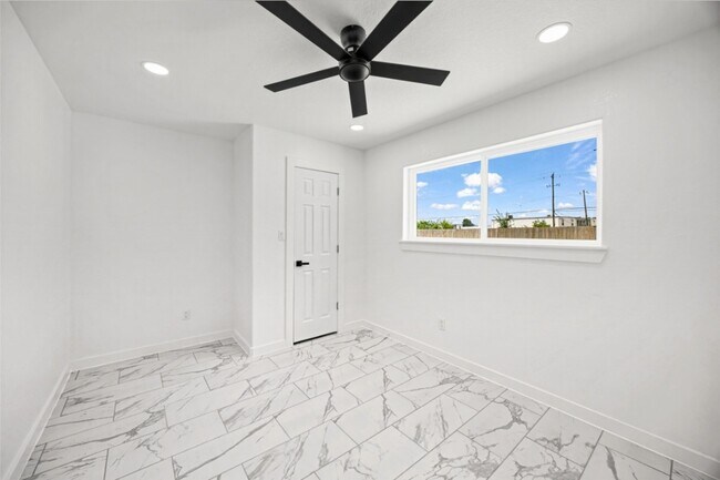 Building Photo - 12831 Nyack Dr