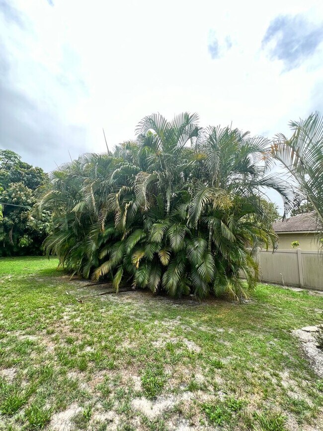 Building Photo - BEAUTIFUL 3 BEDROOM POOL HOME IN SANDPIPER...