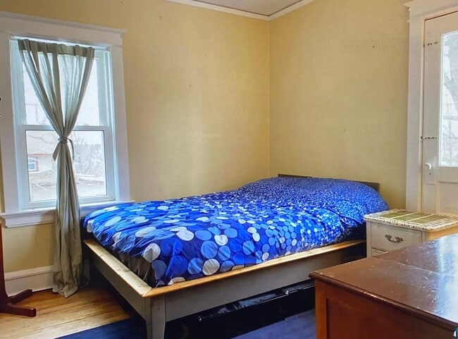 Building Photo - AVAILABLE APRIL - 3 BED 1 BATH