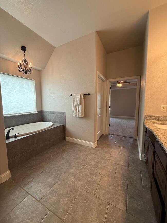 Building Photo - 3/2/2 - WATER + LAWN CARE Included + COMMUTER FRIENDLY