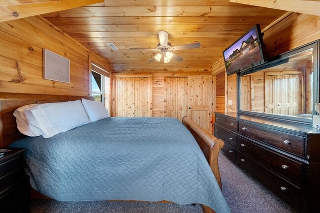 Building Photo - Sevierville 37876 - 3 bedroom, 3.5 Bath, 2486 sq. ft. Cabin and a 672 sq. ft. Studio above garage...