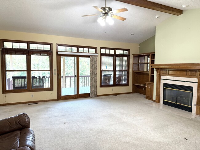 Building Photo - 124 Oak Bend Loop