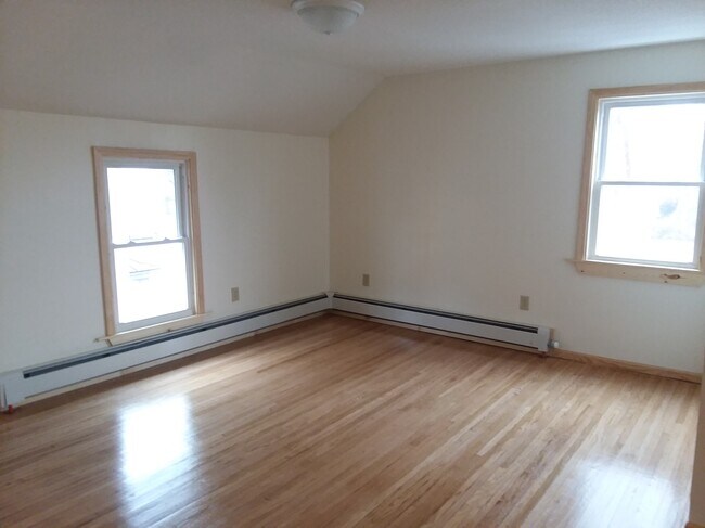 Living Room - 522 N Main St