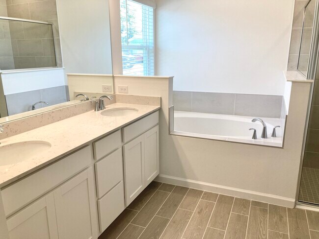 Building Photo - 3511 NE 38th Ln