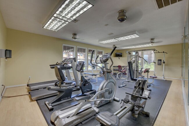 Building Photo - Ground Floor 2BD/2BA Condo in Gated Hender...