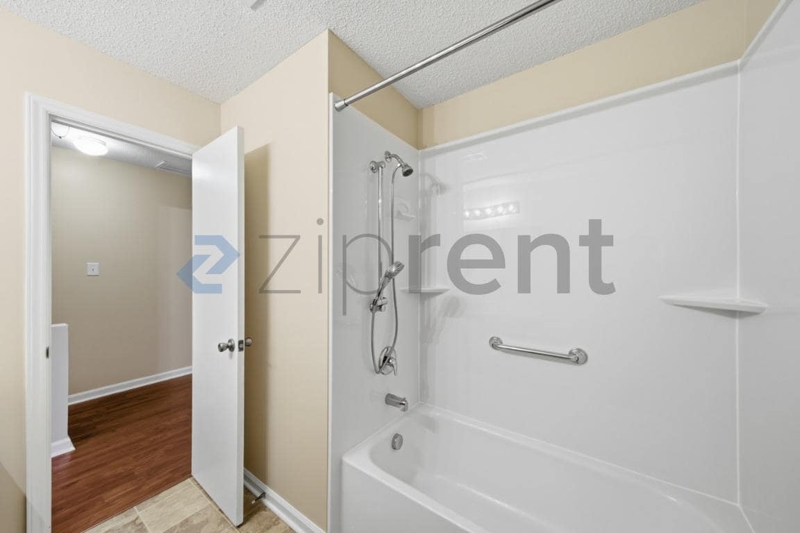 Building Photo - 10 Hartford Ct