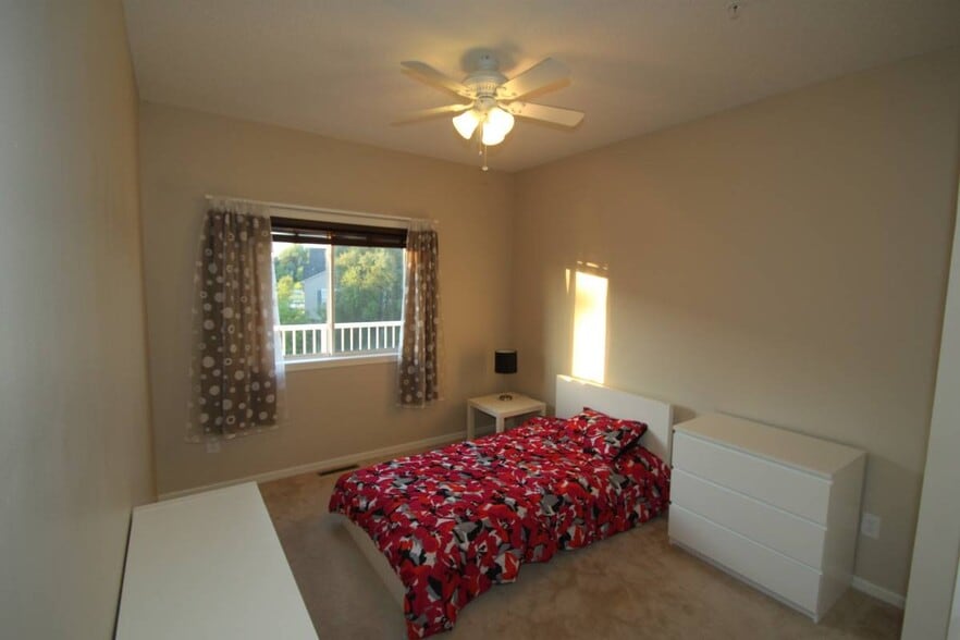 Main floor bedroom - 3843 Abercrombie Ln
