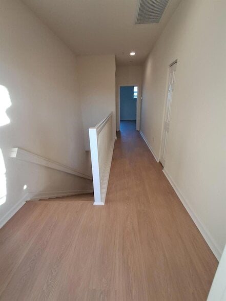 Building Photo - 221 Greenwich Cir