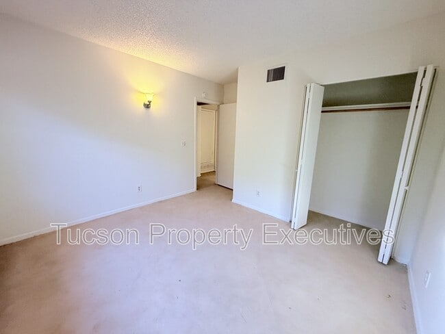 Building Photo - 1328-P1328 W Pennington St