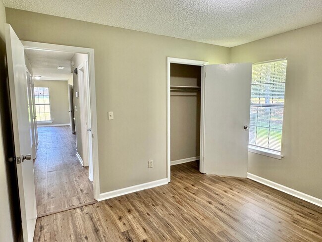 Building Photo - Modern 3-Bedroom Beauty