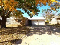 Building Photo - 125 SE Surrey Ln