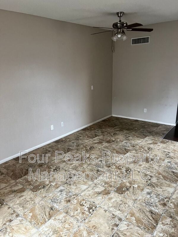 Building Photo - 2813 E Paradise Ln