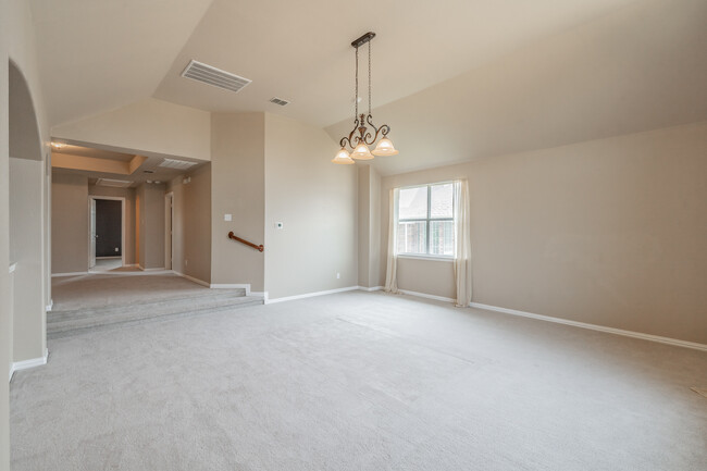 Building Photo - 1605 Buckhorn Dr