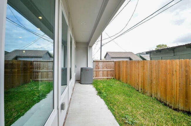 Building Photo - 6708 Parker Grv Ln