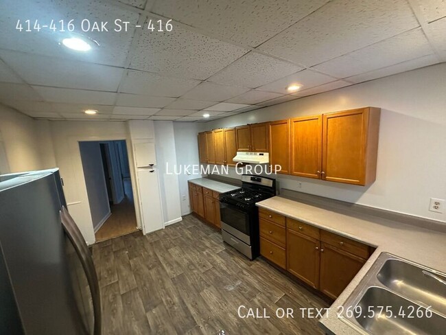 Building Photo - 416 Oak - 5 Bed/3 Bath Unit Near WMU/K Col...