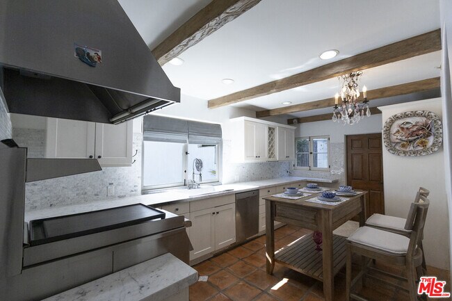 Building Photo - 1407 N Beverly Dr