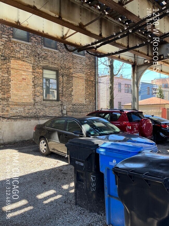 Building Photo - 1230 W Roscoe St