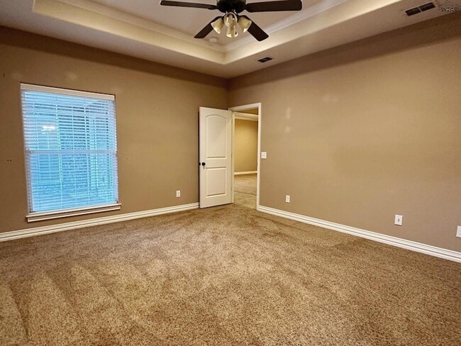 Building Photo - 6018 Oakmont Dr