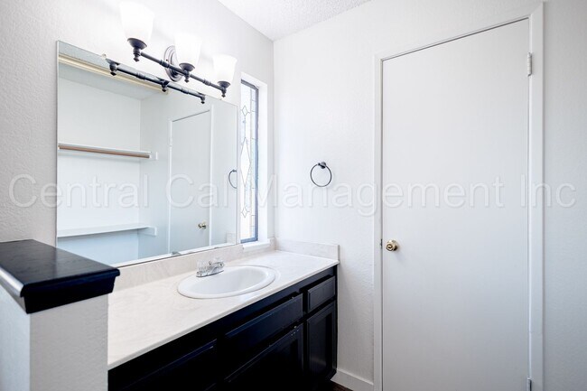 Building Photo - 2 Bedroom/2 Bath Condo - $1495 per Month!