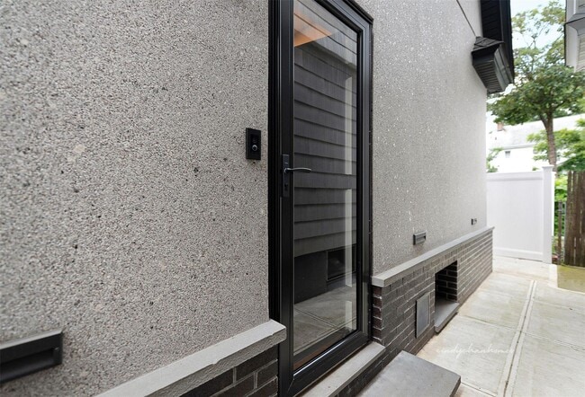 Building Photo - 71-31 Loubet St