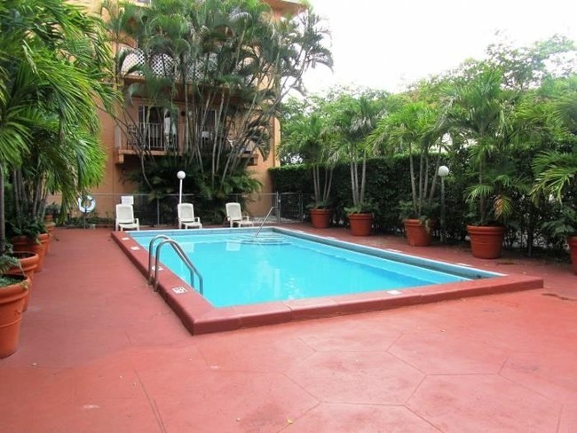 Pool - Dade House Apartments