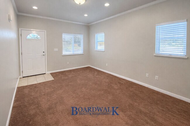 Building Photo - Beautiful 3 Bedroom Townhome End Unit in Draper!