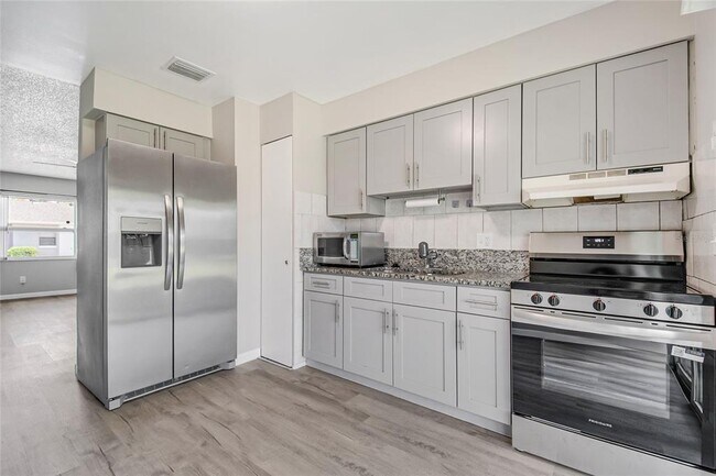 Building Photo - 106 Lake Villa Way
