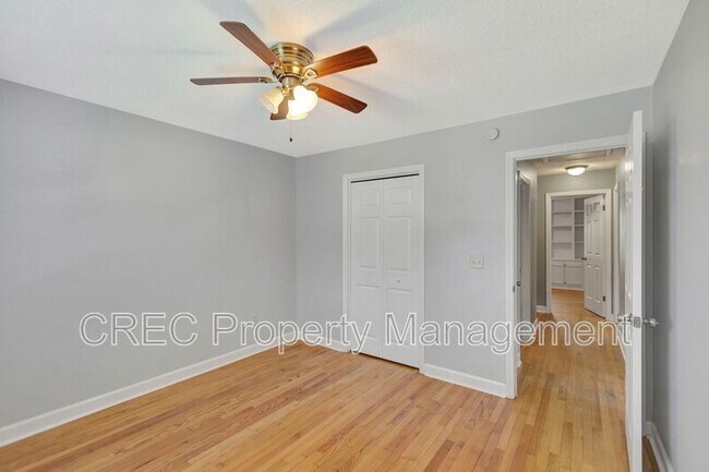 Building Photo - 2327 W Palmer Dr