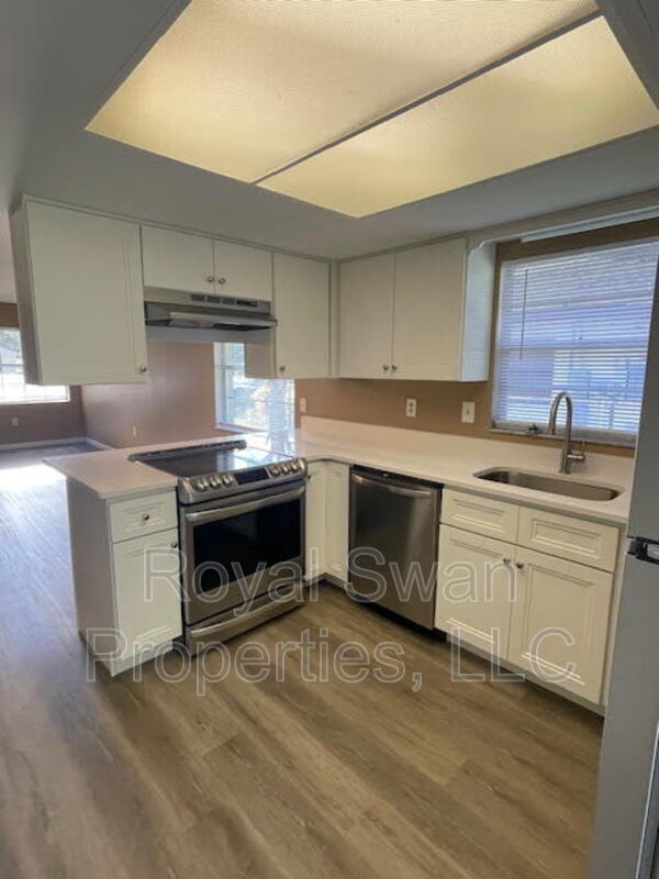 Building Photo - 724 Zella Ln