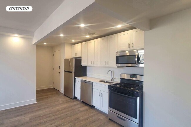 Building Photo - 45 W 81st St