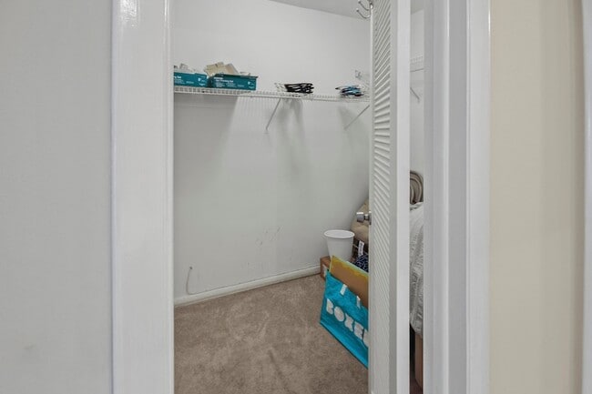 Building Photo - 2936 Lake Shore Dr