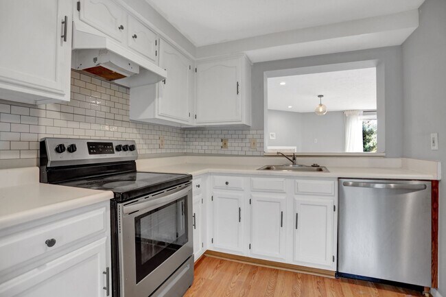 Building Photo - Charming End Of Group Townhome for Rent