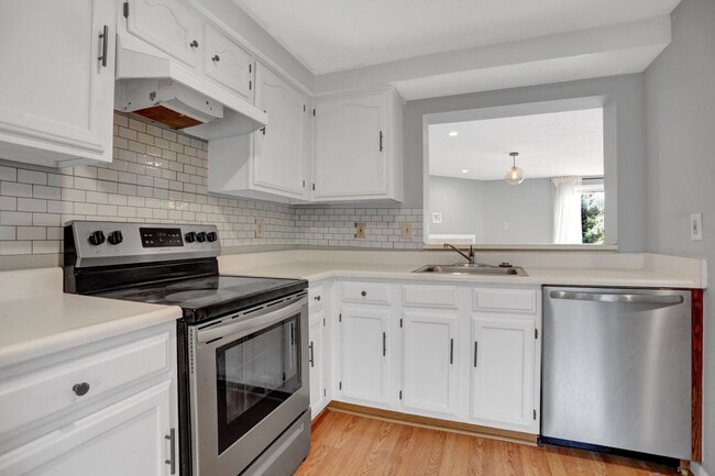 Building Photo - Charming End Of Group Townhome for Rent