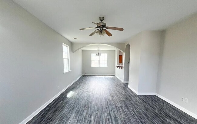 Building Photo - 221 Chapel Lake S