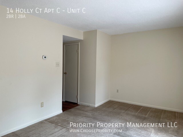 Building Photo - 2 bedroom, 1.5 bath townhome