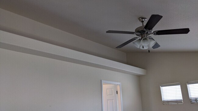 Building Photo - 2 STORY END UNIT TOWNHOME W/DETACHED 2 CAR...