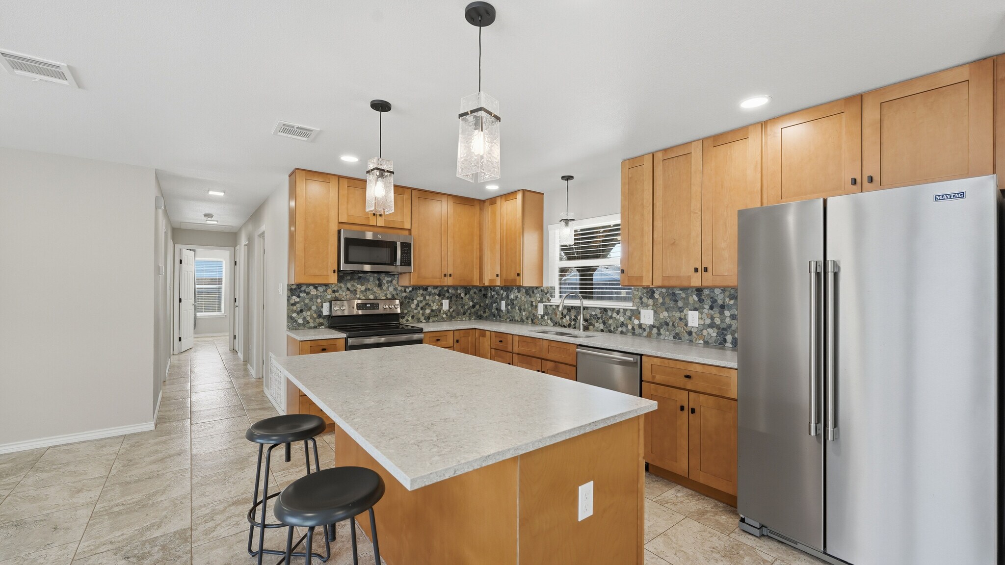 Building Photo - 1409 Highland Dr