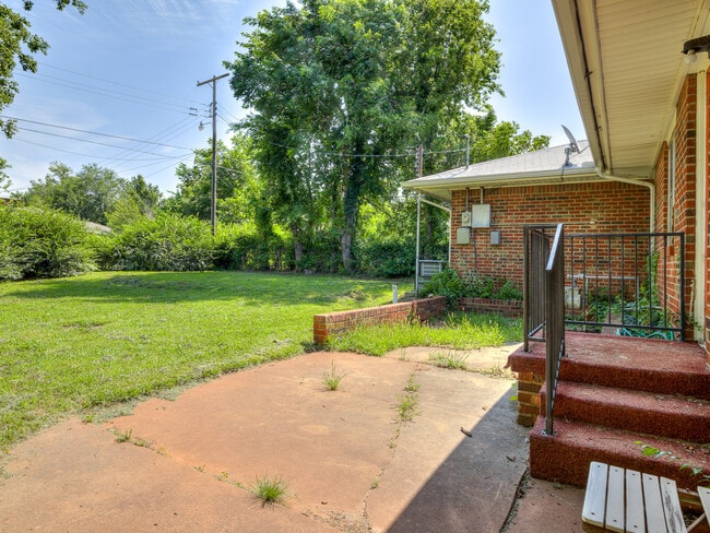 Building Photo - 1221 NE 44th St