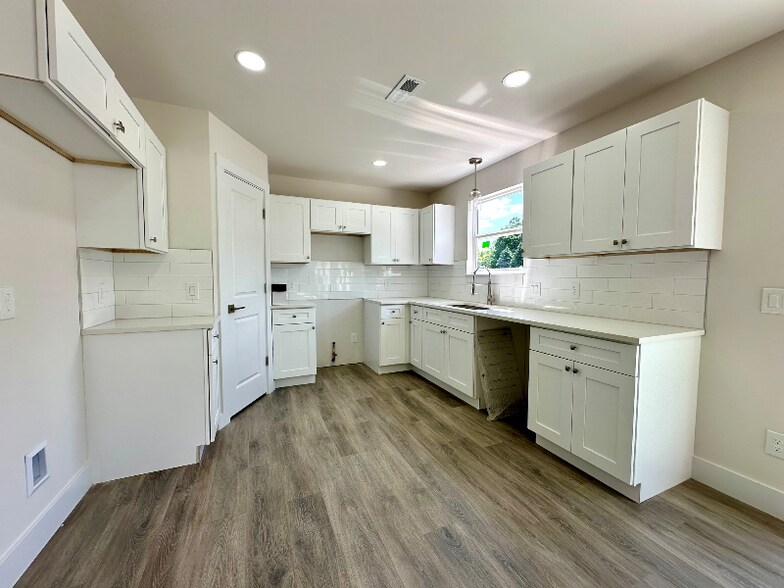 Building Photo - 2011 Grn Acrs Dr
