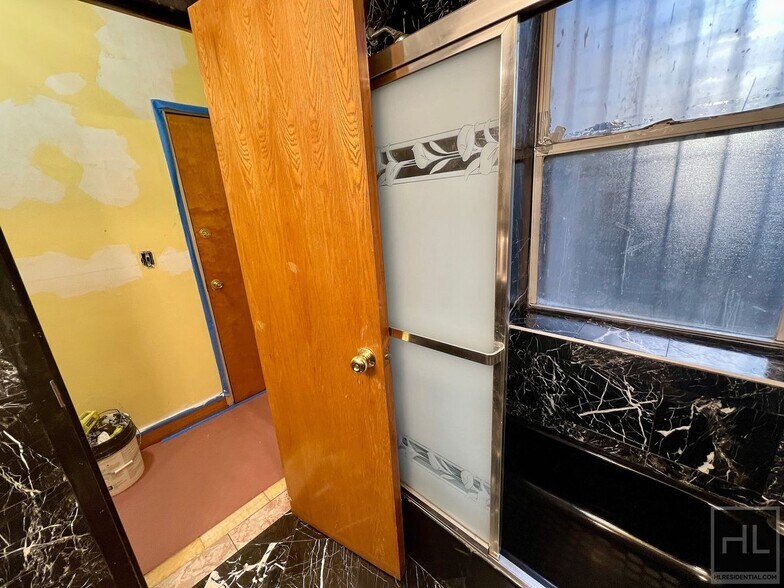 Building Photo - Spacious Studio Apartment In Prospect Heights Across The Street From Brooklyn Museum